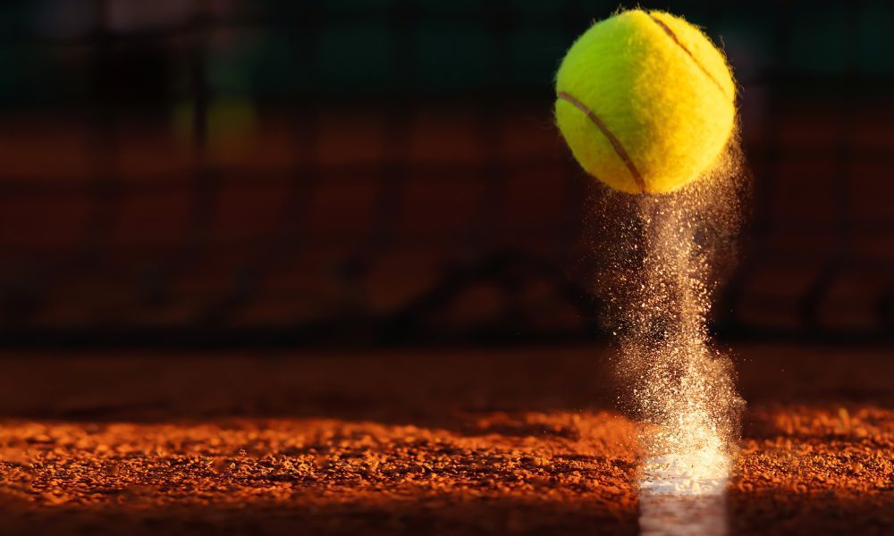 Tennisball der vom Boden wegspringt