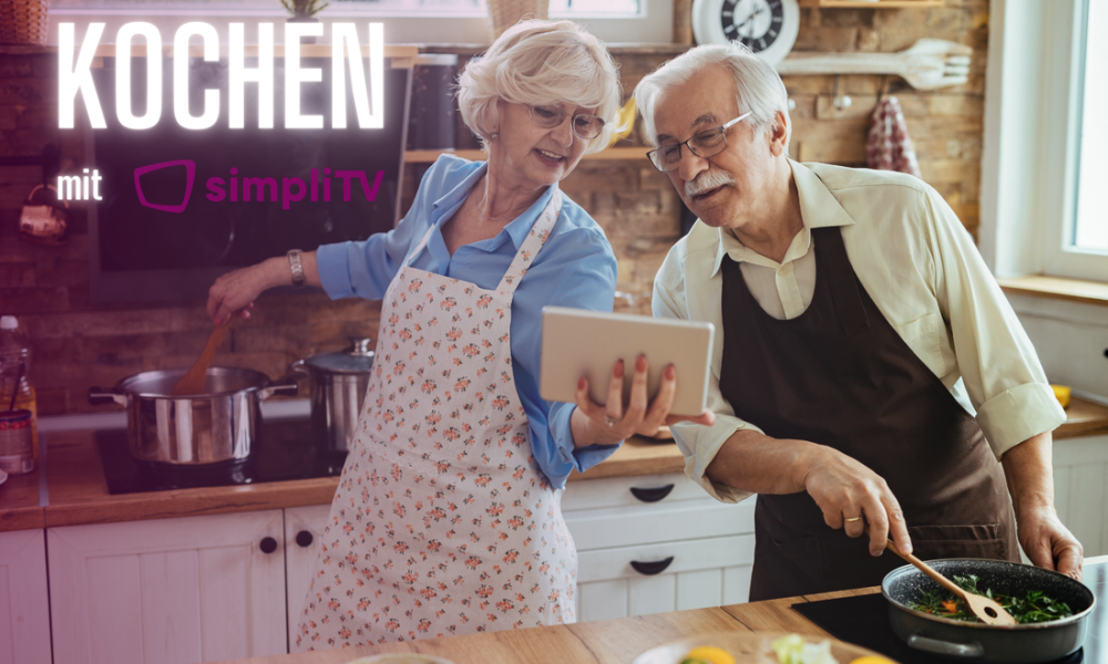 älteres Paar kocht mit dem Tablet in der Hand