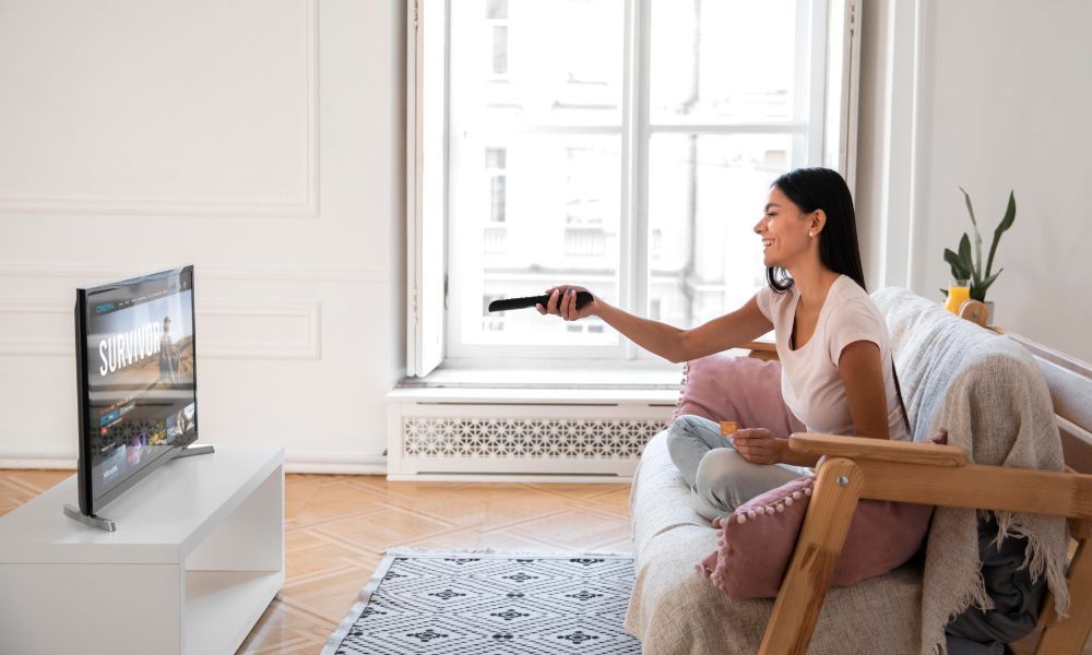 Frau vor TV, FOTO: FREEPIK