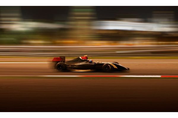 Formel1 Auto mit verblendetem Hintergrund