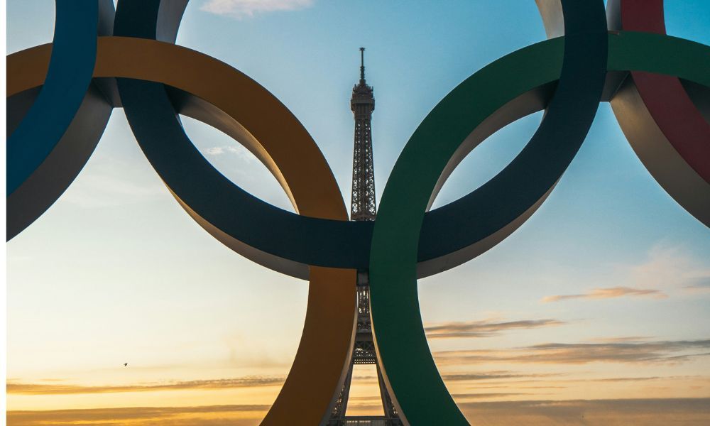 Eiffelturm hinter einem Ausschnitt der olympischen Ringe