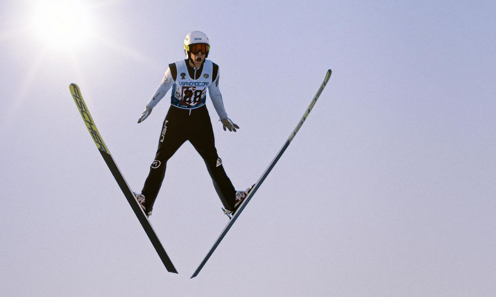 Skispringer in der Luft