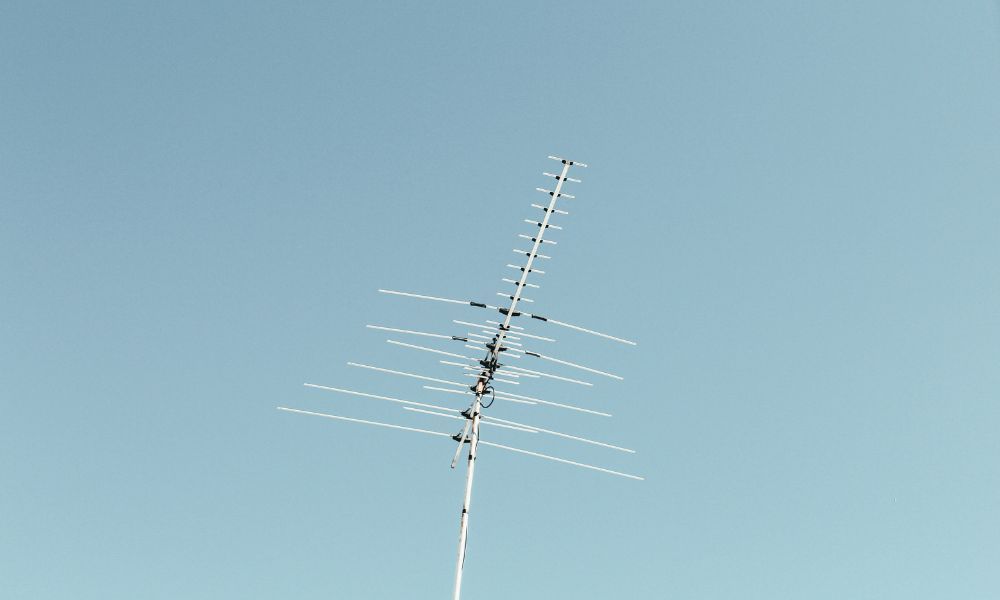 Antenne mit wolkenfreiem Himmel