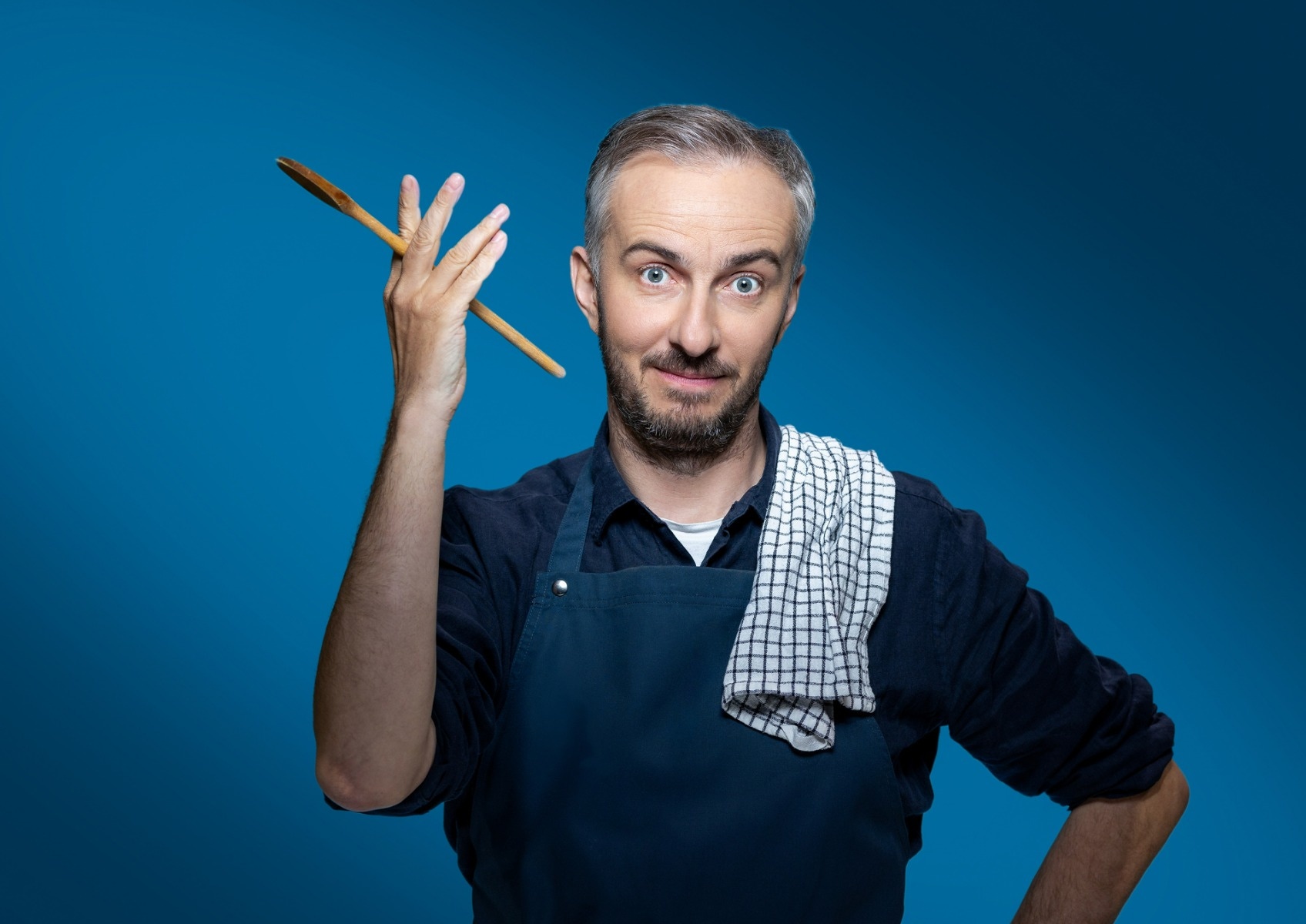 Jan Böhmermann mit Kochlöffel