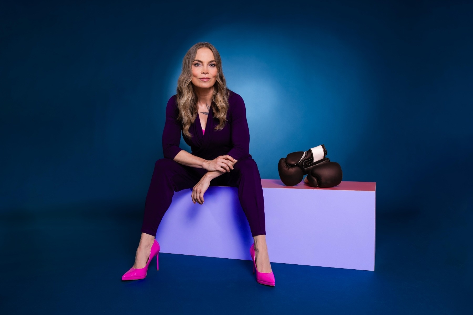 Regina Halmich mit Boxhandschuhen