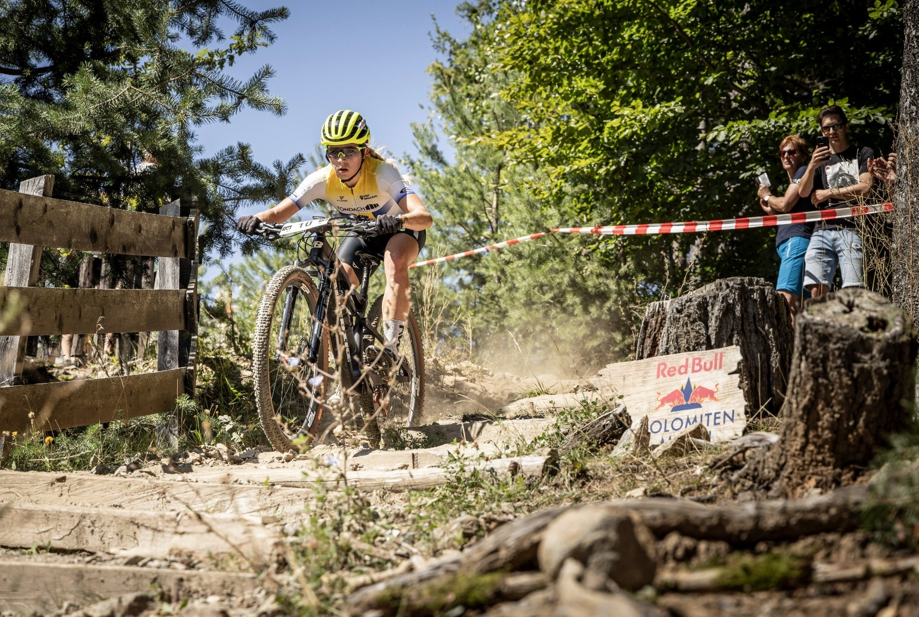 Radfahrerin die über Stufen am Berg fährt