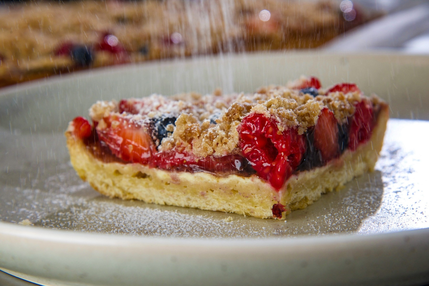 Aufgetischt - Kuchen mit Beeren und Zucker