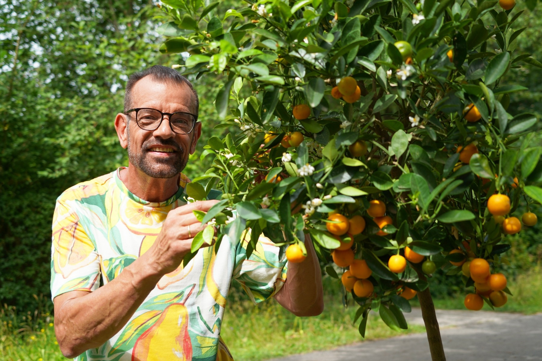 Karl Ploberger steht neben einem Limettenbaum
