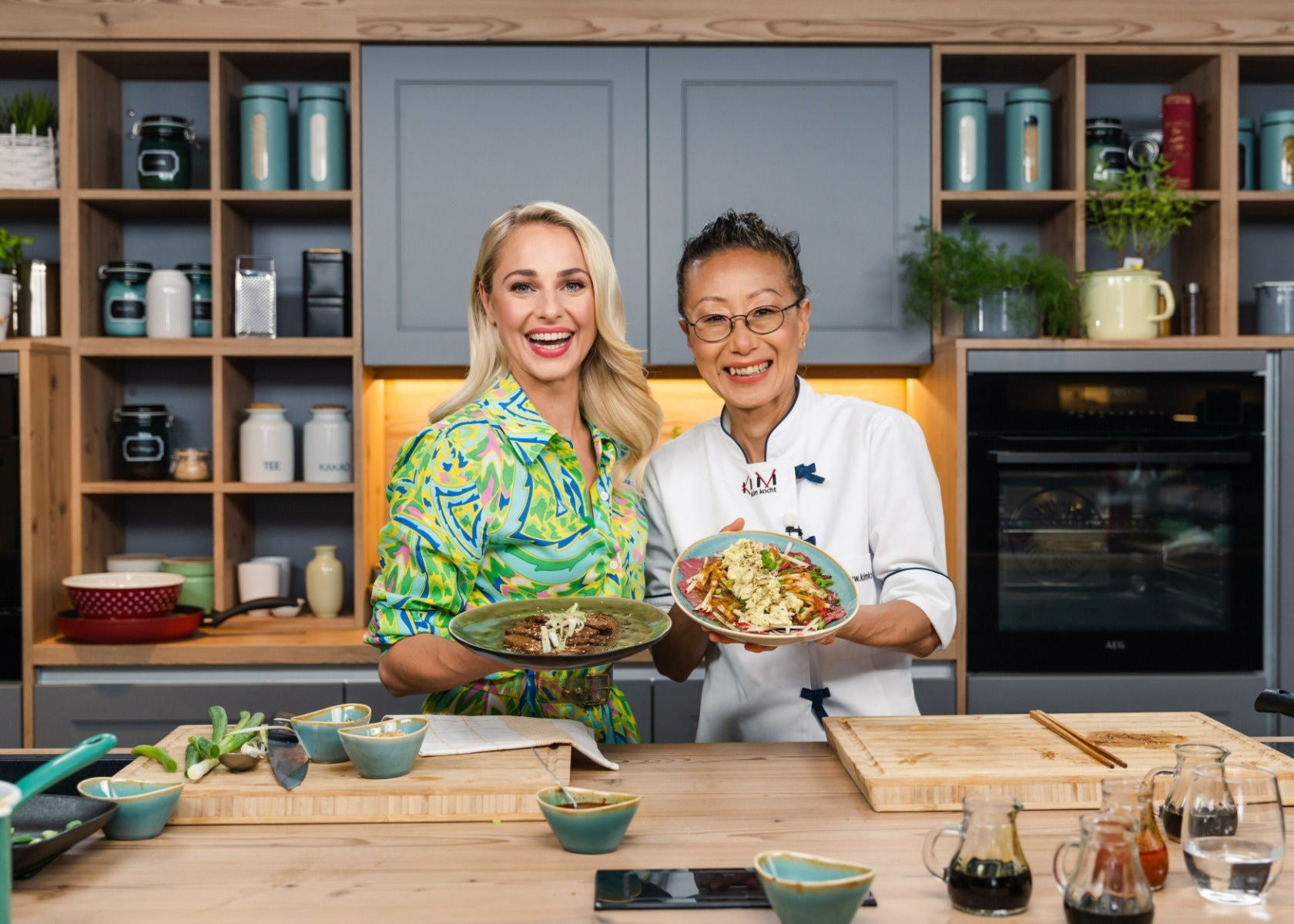 Silvia kocht - Silvia Schneider und Sohyi Kim zeigen Essen in die Kamera